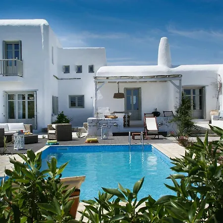 House With Private Pool Náusza